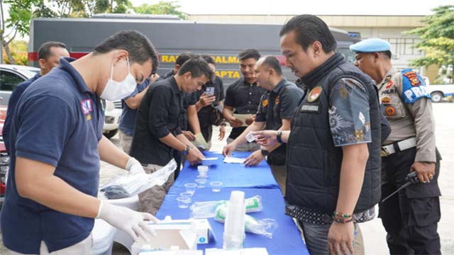 Komit Berantas Narkoba, Personil Ditresnarkoba Polda Riau Jalani Tes Urine