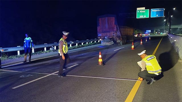 Mobil Hilux Seruduk Ekor Truk di Tol Permai, Ibu dan Dua Anak Meninggal