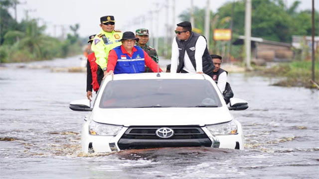 Banjir Melanda, Pemkab Pelalawan Beli 8 Unit Mobil Mewah, Empati Bupati Zukri Dipertanyakan 