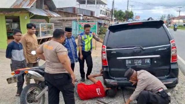 Aksi Personel Pos Pelayanan Sigap Bantu Pemudik saat Ban Mobil Pecah di Jalimtim