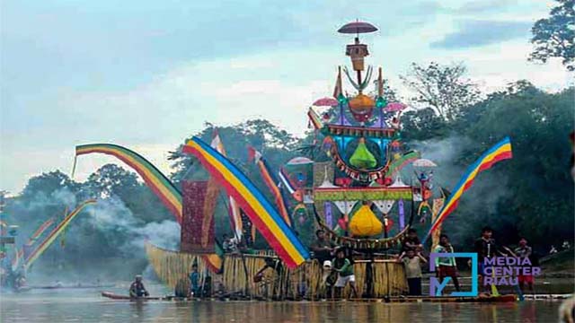 Ribuan Masyarakat Saksikan Festival Perahu Baganduang di Kuansing