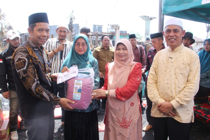 Bupati Inhil Hadir Salurkan Bantuan Kepada Masyarakat Pulau Kijang