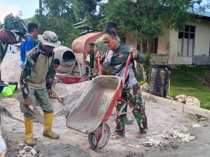 Turun Langsung ke Lapangan, Dansatgas TMMD Ke-129 Kodim 1807/Sorsel Kobarkan Semangat Gotong Royong