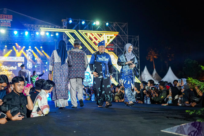 Kenakan Batik Siak, Husni Merza dan Istri Tampil Anggun di Lancang Kuning Carnival