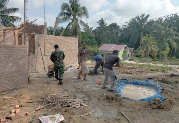 Anggota Koramil 0321-05/RM Goro Bangun Rumah Warga Binaan 