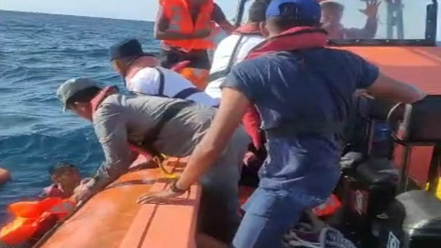 Bakamla Kupang Evakuasi Korban Kapal Cepat KFC Exp Cantika 77 Terbakar