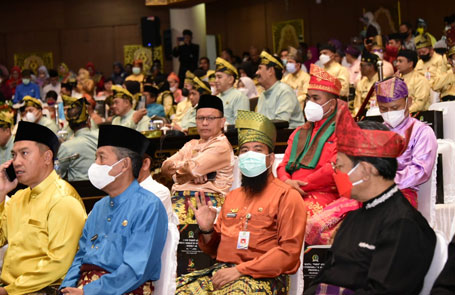 Kasmarni Hadiri Rapat Paripurna Sempena Hari Jadi ke-65 Provinsi Riau
