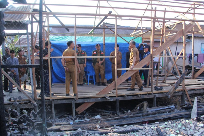 Dikunjungi Bupati, Korban Kebakaran di Tembilahan Hilir Terima Bantuan