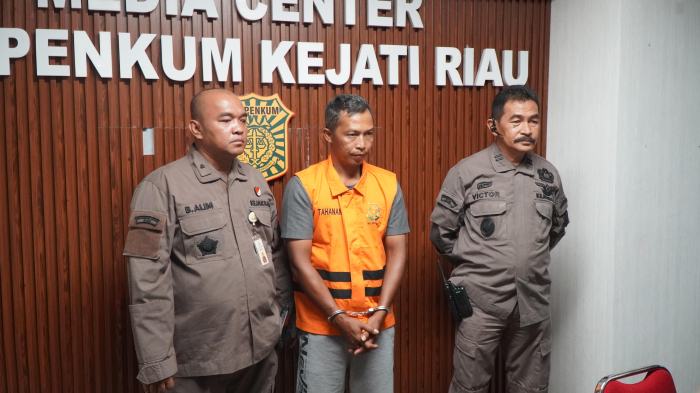 Tim Tabur Kejati Riau Tangkap Buronan Korupsi Dana Desa di Rokan Hilir