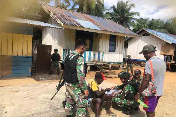 Satgas Pamtas Yonif 126/KC Berikan Pengobatan Keliling Kampung Perbatasan Papua