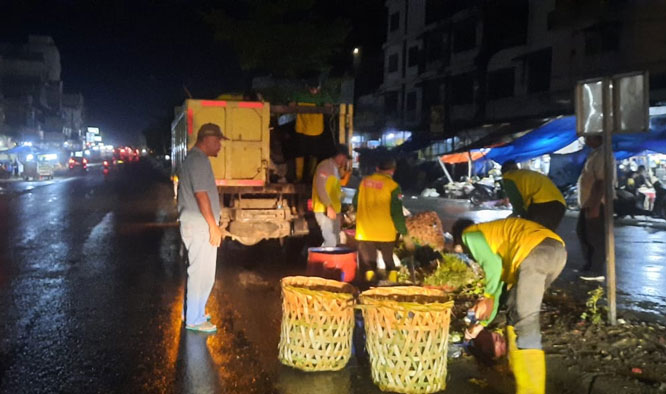 Suwandi Pimpin Pembersihan Tumpukan Sampah di Bagan Batu pasca Lebaran