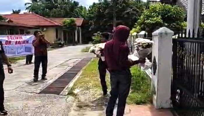 Penagih Utang Datang Bawa Bunga dan Joget-joget, Warga Pekanbaru Heboh