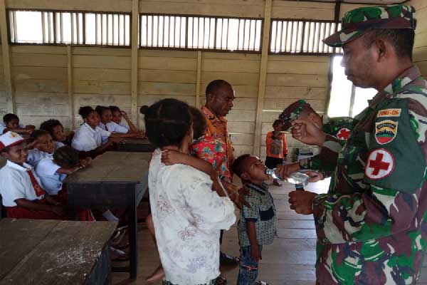 Satgas Yonif 126/KC Laksanakan Penyuluhan Kesehatan Anak-Anak Sekolah di Perbatasan RI-PNG