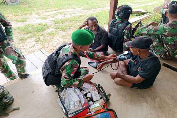 Satgas Yonif 126/KC Berikan Pelayanan Kesehatan Door To Door Gratis ke Masyarakat Perbatasan RI-PNG