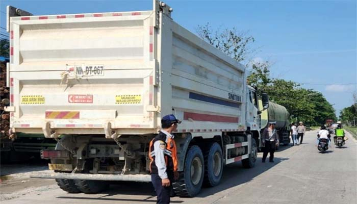 Truk Bertonase Besar Masih Langgar Aturan Masuk Kota Pekanbaru, Dishub dan Ditlantas Turun Tangan
