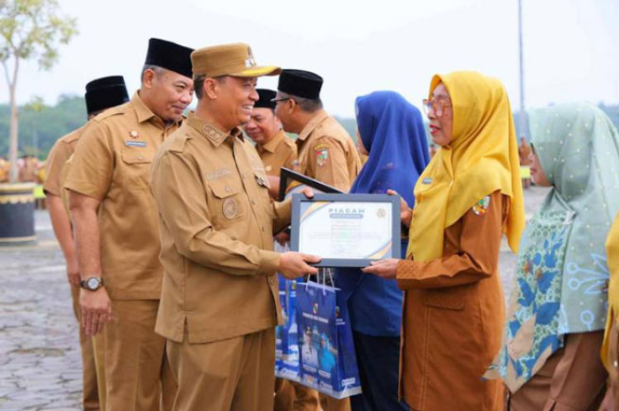 Masuki Masa Purna Bakti, Pemko Pekanbaru Beri Penghargaan Kepada 36 ASN