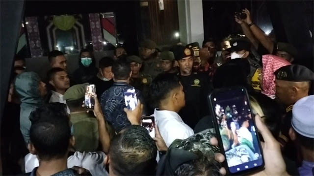 Tidak Bawa Garis Line, Satpol PP Kota Gagal Segel THM JP Pub & KTV Panam