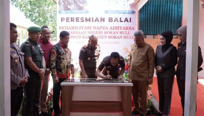 Kajati Riau Lanjutkan Kunjungan Kerja ke Kejari Rokan Hulu, Resmikan Balai Rehabilitasi dan Rumah RJ