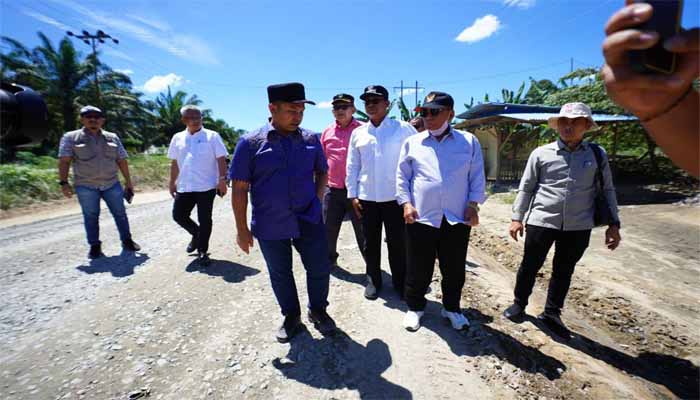 Gubernur Riau Soroti Kerusakan Jalan Akibat Truk ODOL dan Kendaraan Pelat Luar