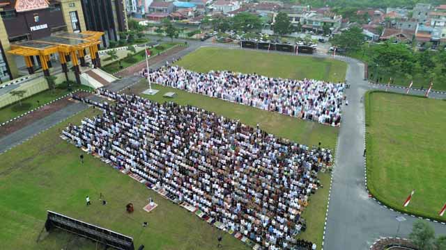 Ribuan Masyarakat Hadiri Salat Idulfitri di Halaman Mapolda Riau