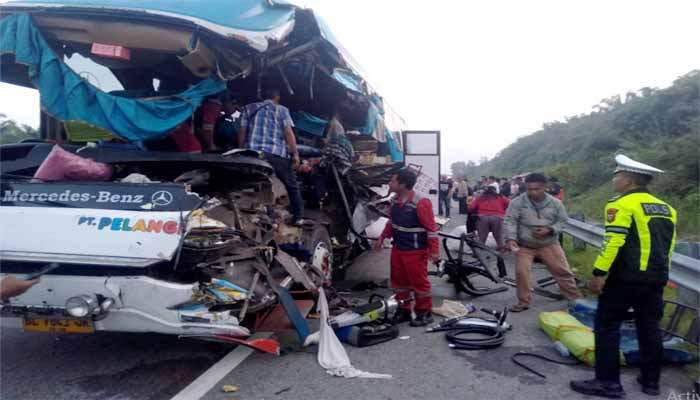 Dua Tewas, 16 Luka dalam Kecelakaan Bus Pelangi dan Truk Tronton di Tol Pekanbaru–Dumai