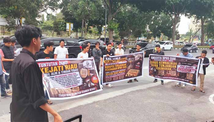 Setahun Mengendap, Masssa LSM Benang Merah Keadilan Kepung Kejati Riau, Desak Dugaan Korupsi Tunjangan DPRD Siak Rp7,4 Miliar Diusut Tuntas