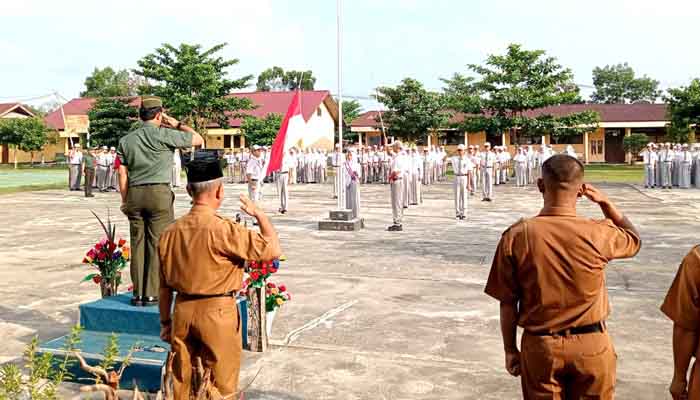 Pimpin Upacara di SMU, Pjs Danramil 14 Kepenuhan: Mantapkan Bela Negara!