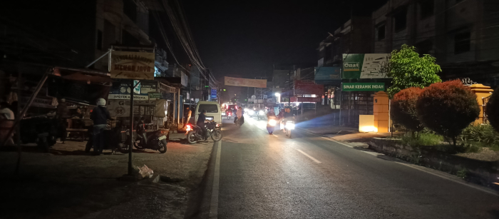 Listrik Mati Sejak Sore, Warga Pekanbaru Milih Keluar Rumah Cari Angin dan Isi Daya