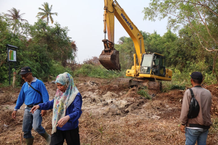 Sumber Air Pemadaman Karhutla, Plh Bupati Yuliantini Cek Pengerjaan Normalisasi Parit 18