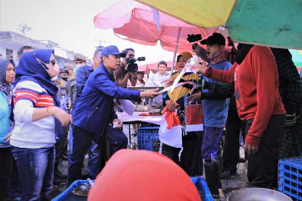 Pj Wako Sebar Bendera Merah Putih ke Pedagang Jalan Agus Salim