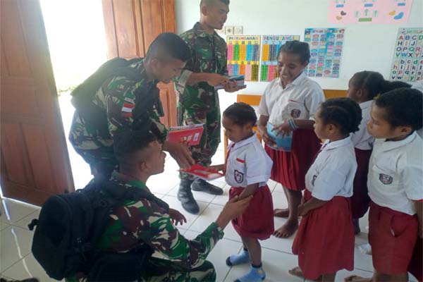 Anak-Anak SDN Kelila, Senang Dapat Perlengkapan Sekolah dari Satgas Pamtas RI PNG di Papua