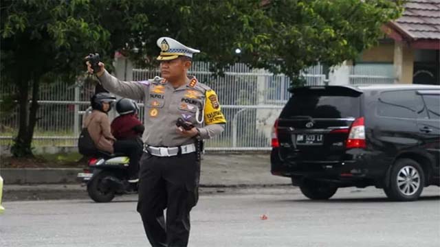 Urai Kecematan Jalan Kota, Dirlantas Polda Riau Ikut Terjun Atur Lalin di Pekanbaru