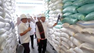 Pastikan Keamanan Stok Beras, Menko Polkam Tinjau Gudang Bulog di Sumut