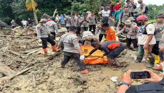 Brimob Polda Riau Temukan Korban Hilang Banjir Bandang di Agam